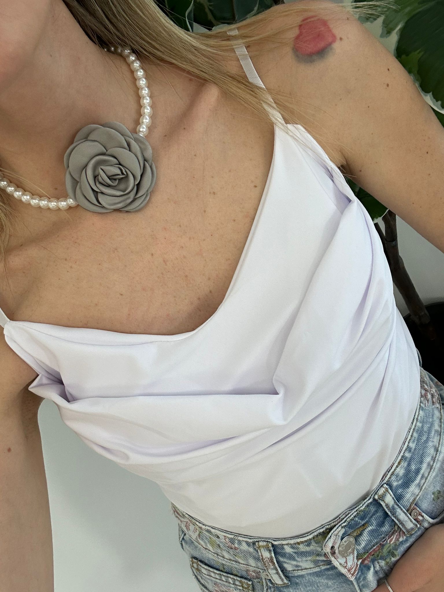 Halskette mit Perlen und Rose – Grau