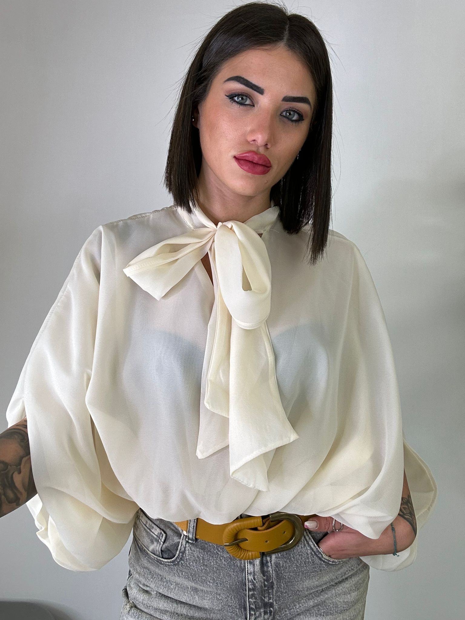 Bluse mit Schleife und Rüsche - Creme