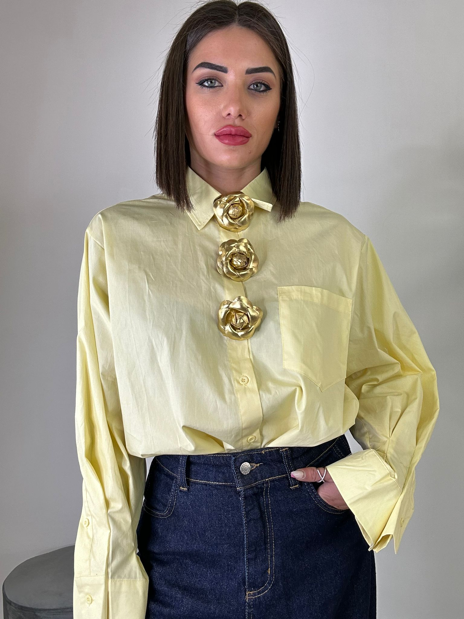 Shirt mit Blumenpins - Gelb