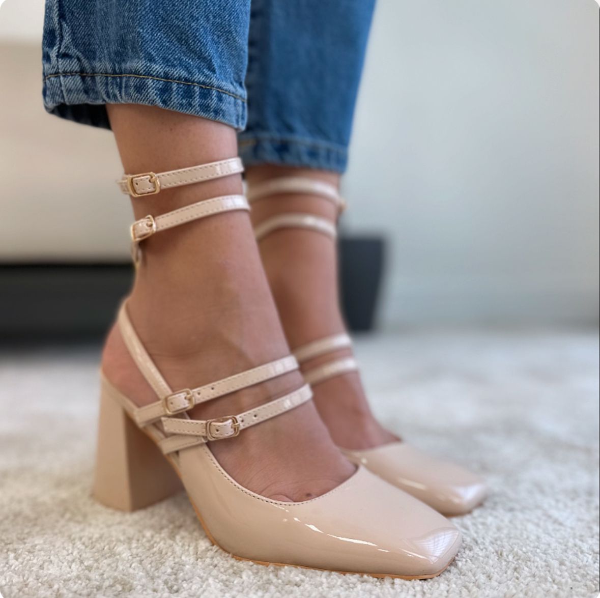 Glänzende Ballerina-Sandale mit Doppelriemen – Beige