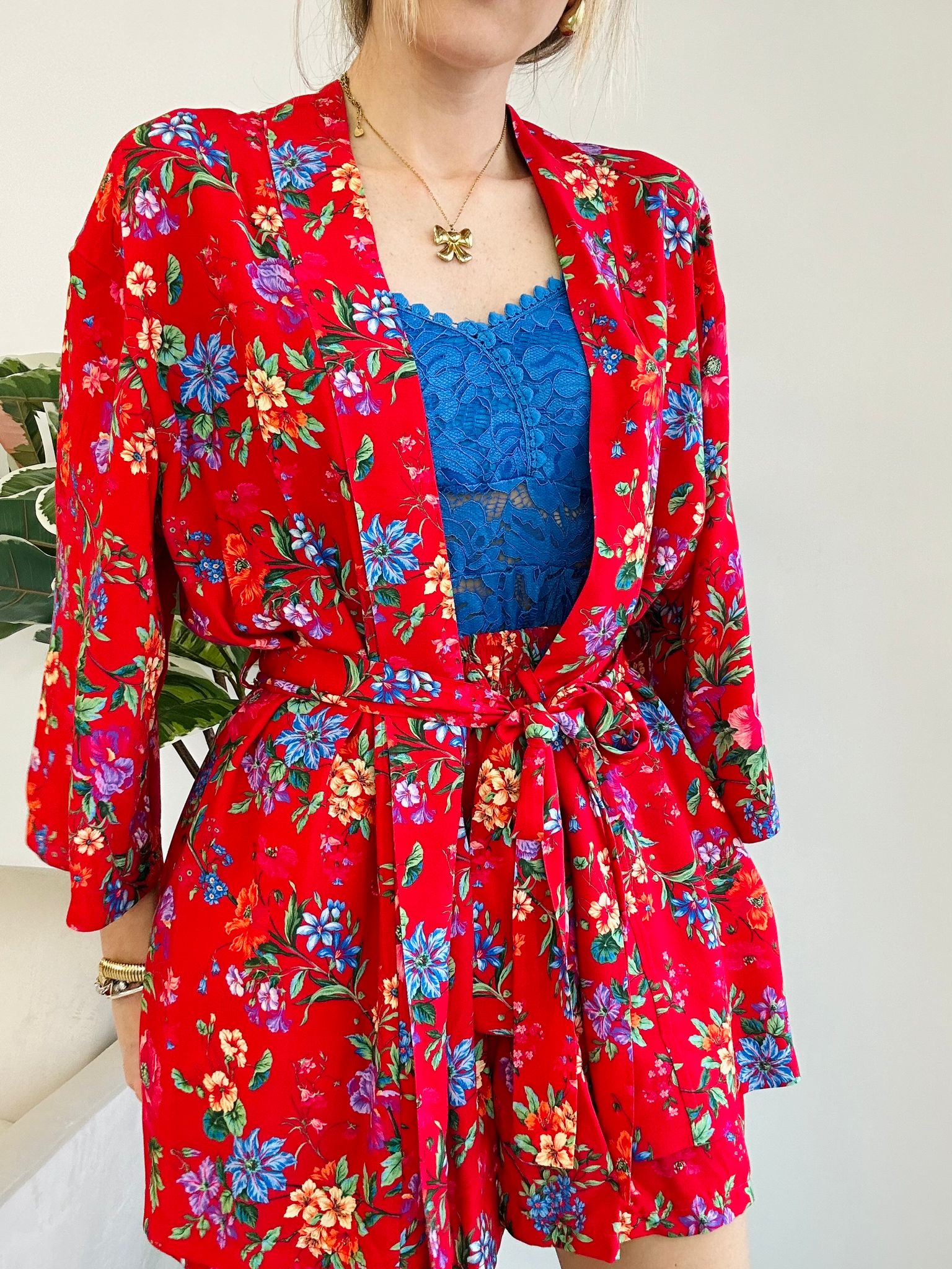 Noir coordonné (chemise kimono + short) fond rouge