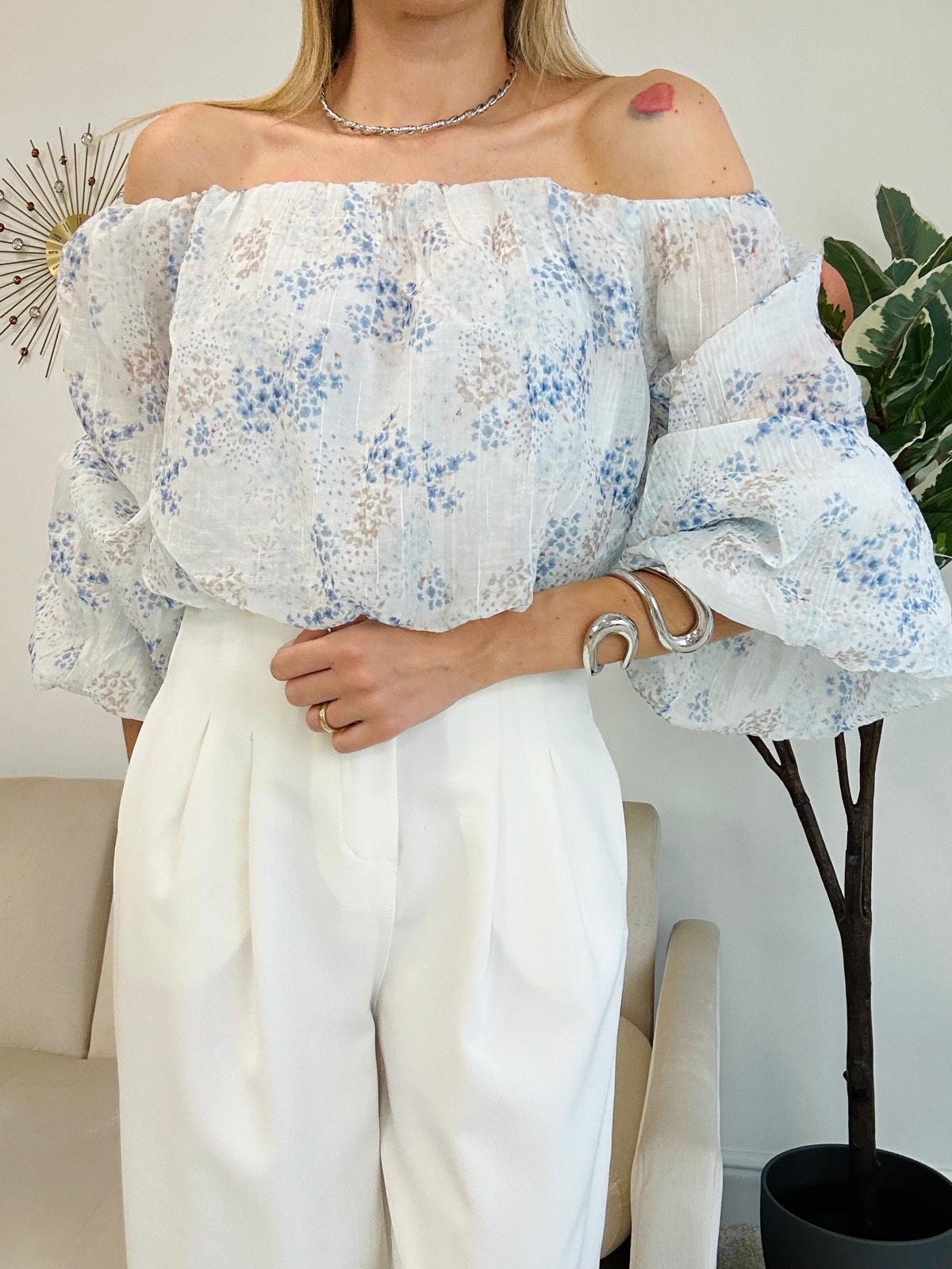 Carla-Bluse – weißer Hintergrund, hellblaue Blumen