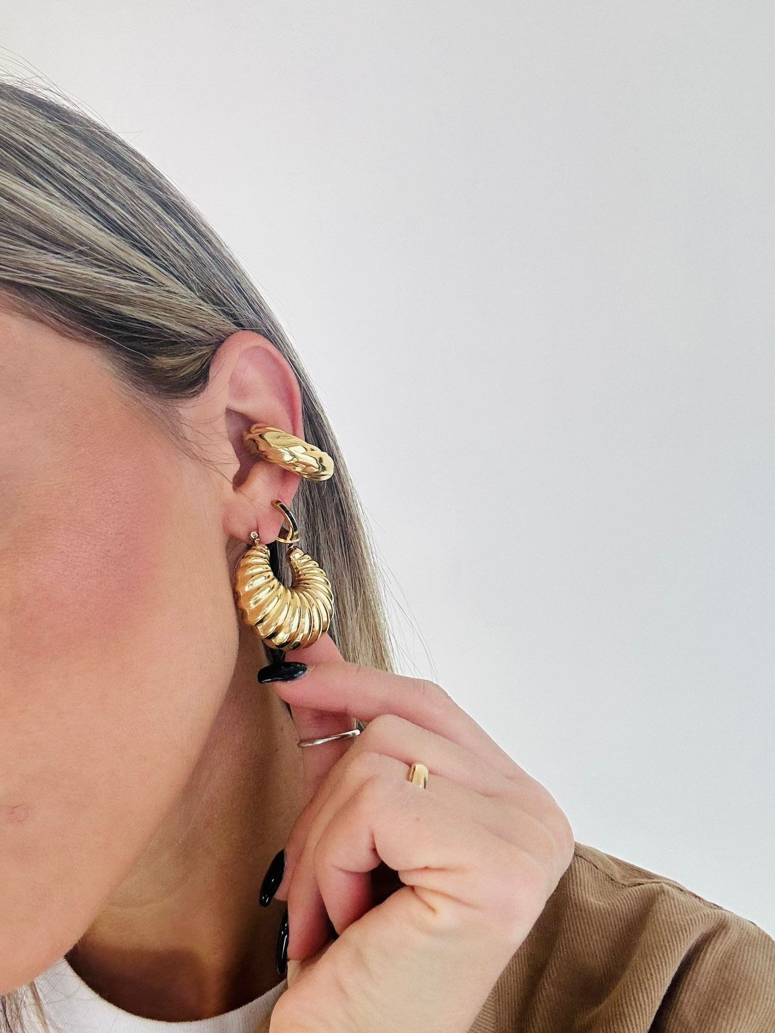 Geschnürter Creolen-EarCuff-Ohrring – Gold