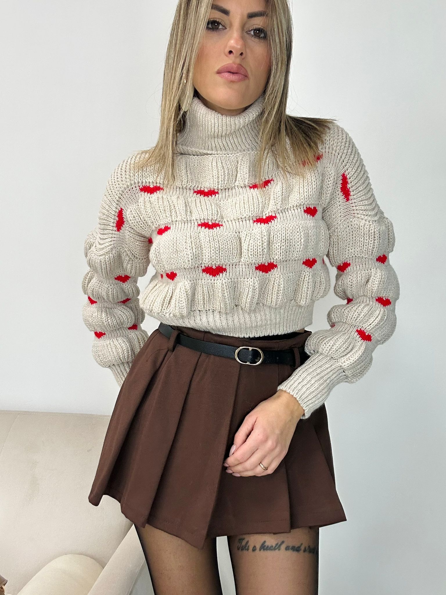 Crop Hearts Pullover – Beige