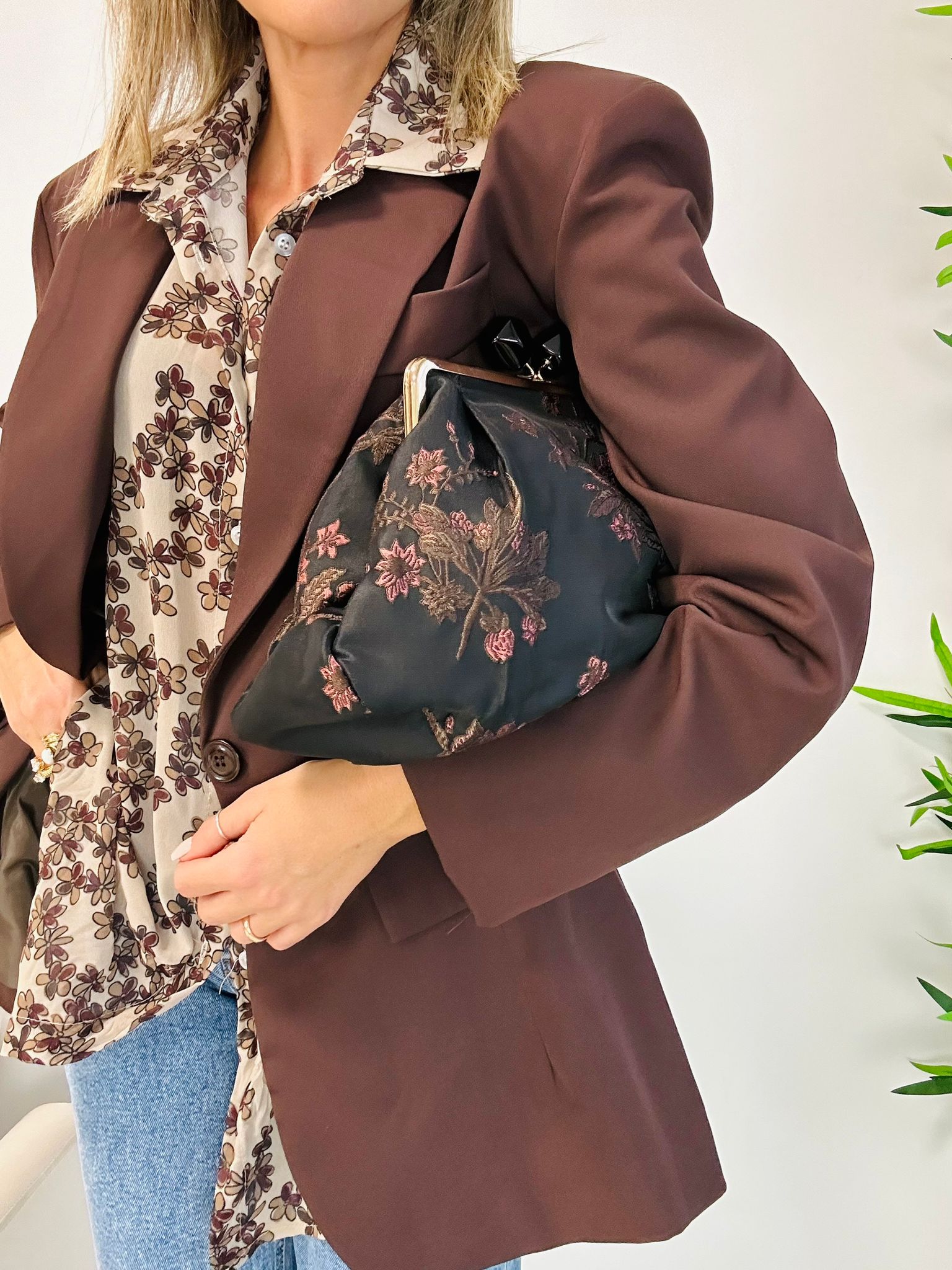 Estia-Tasche – Schwarzer Hintergrund mit braunen Blumen