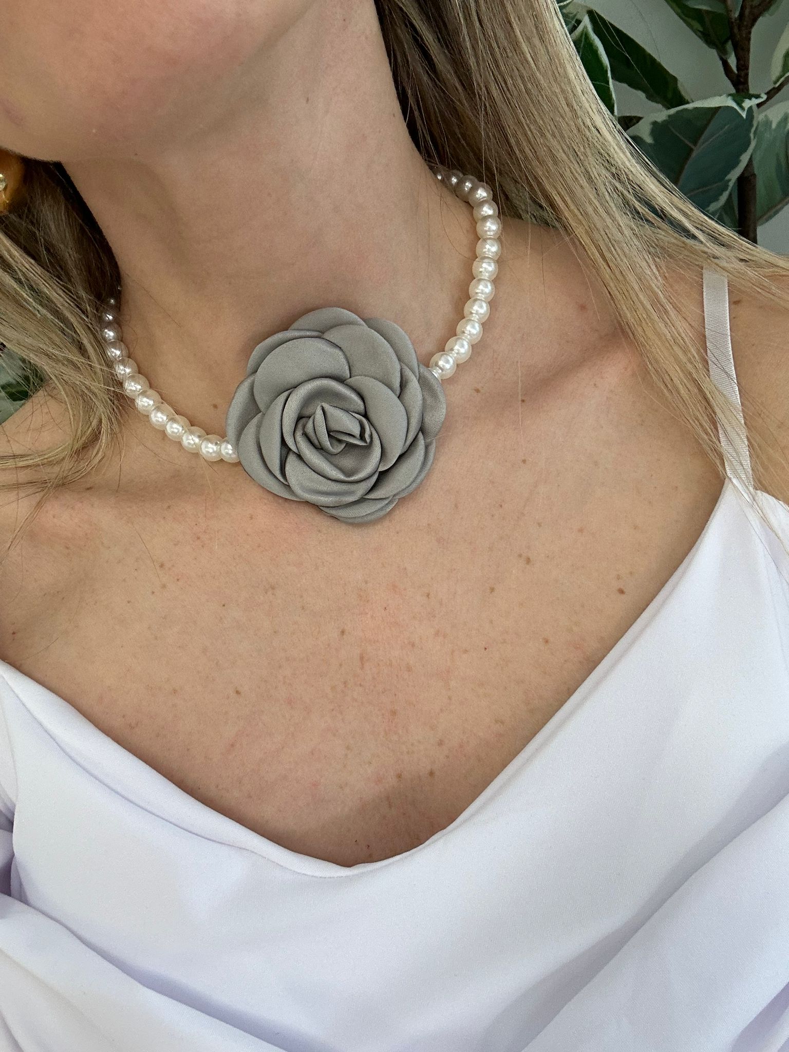 Halskette mit Perlen und Rose – Grau