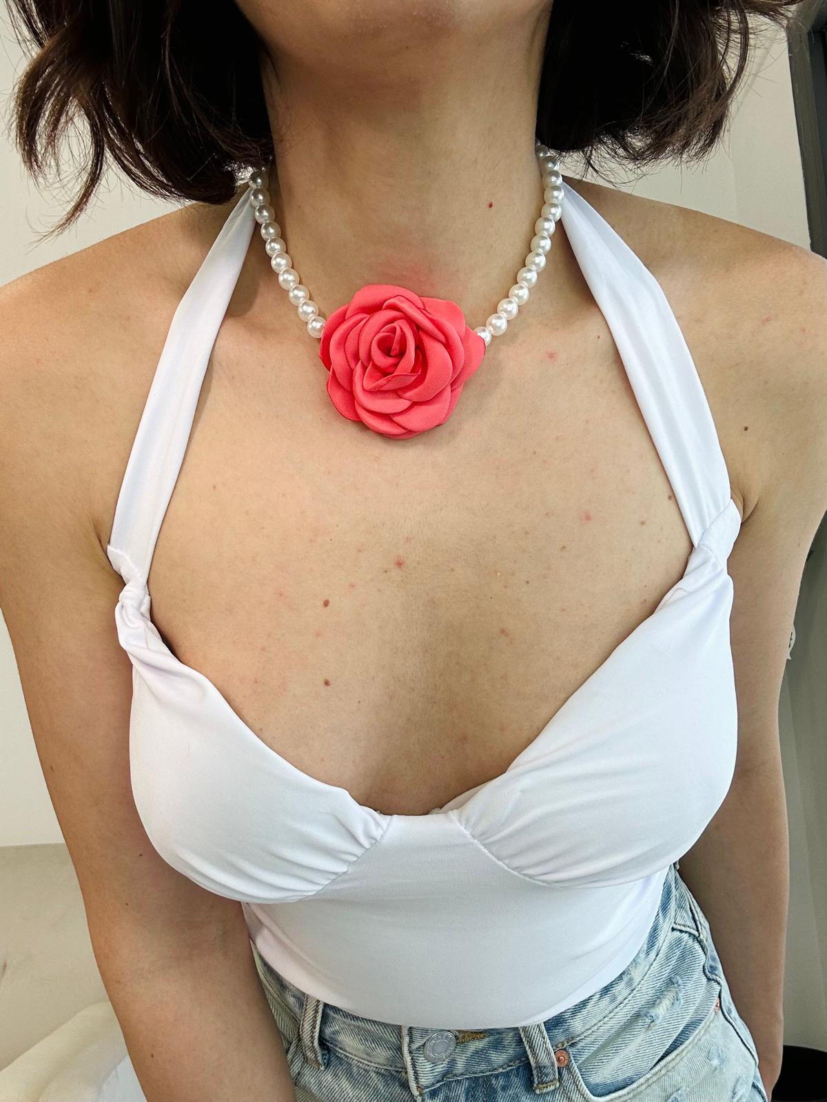 Halskette mit Perlen und Rose – Koralle
