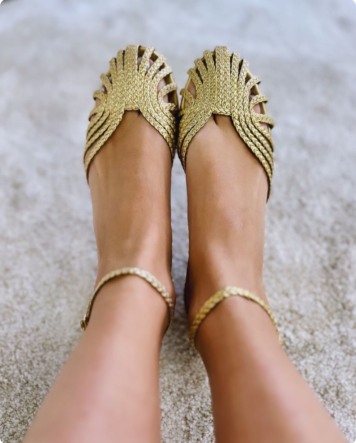 Flache Sandale mit runder Spitze – Gold