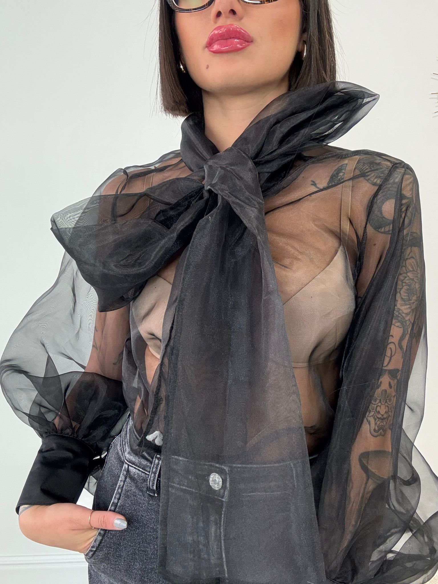 Transparentes Shirt mit Schleife - Schwarz