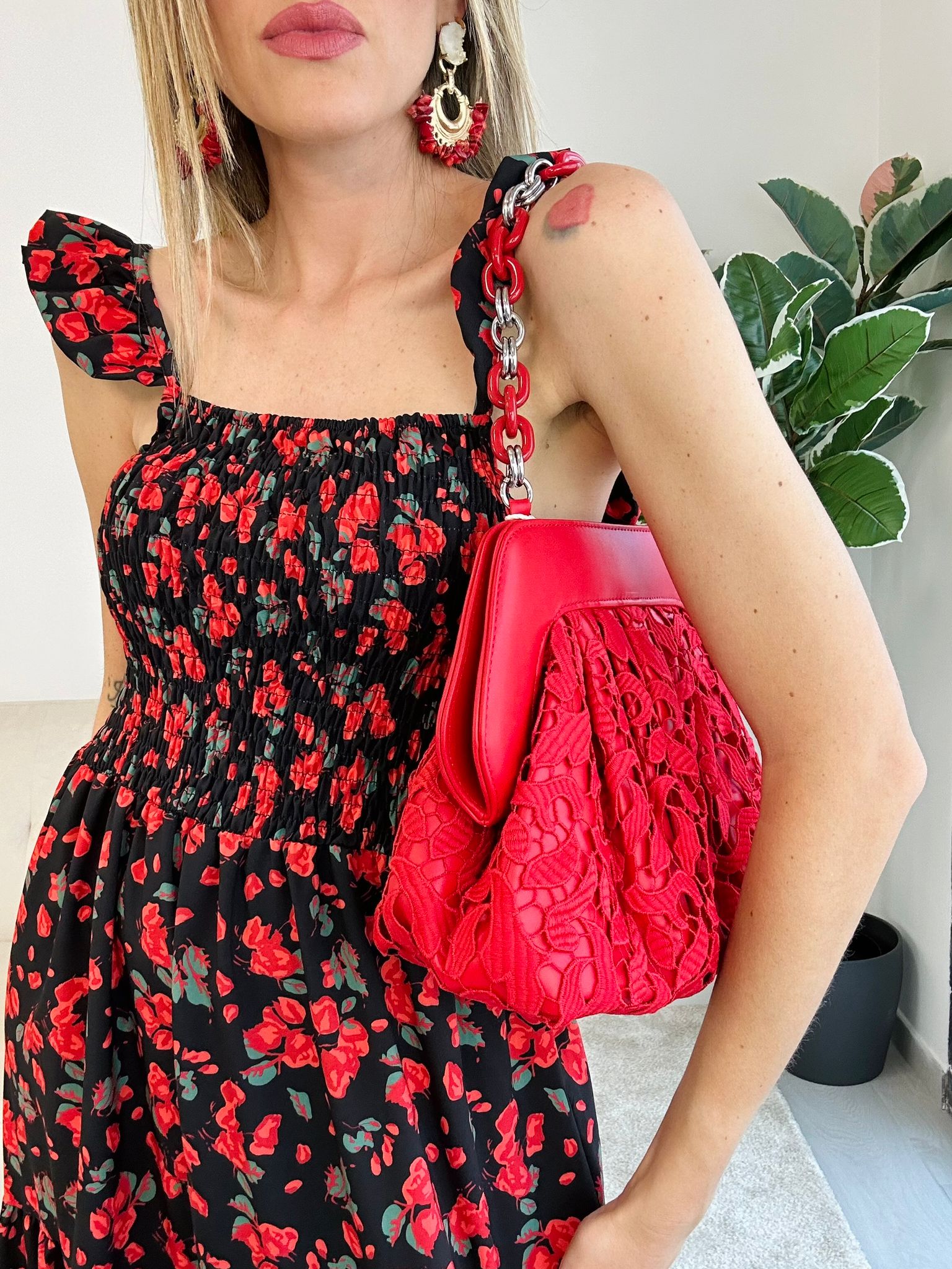 Siena-Kleid - Schwarzer Hintergrund mit roten Blumen