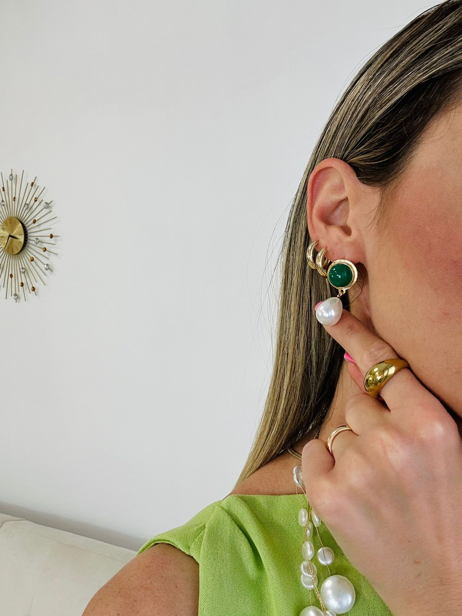Ohrhänger mit grünem Stein und Perle