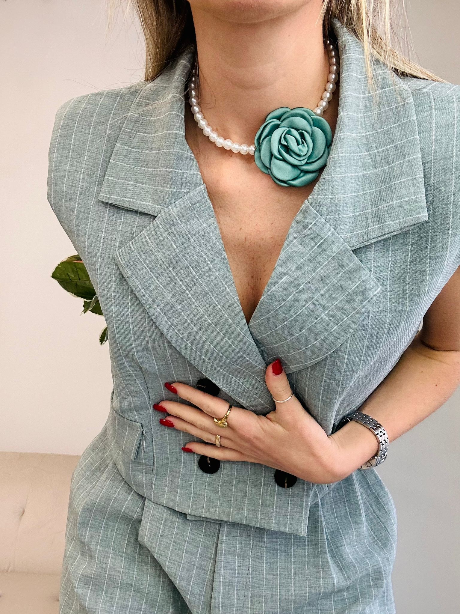 Halskette mit Perleneffekt und Blume – Salbeigrün