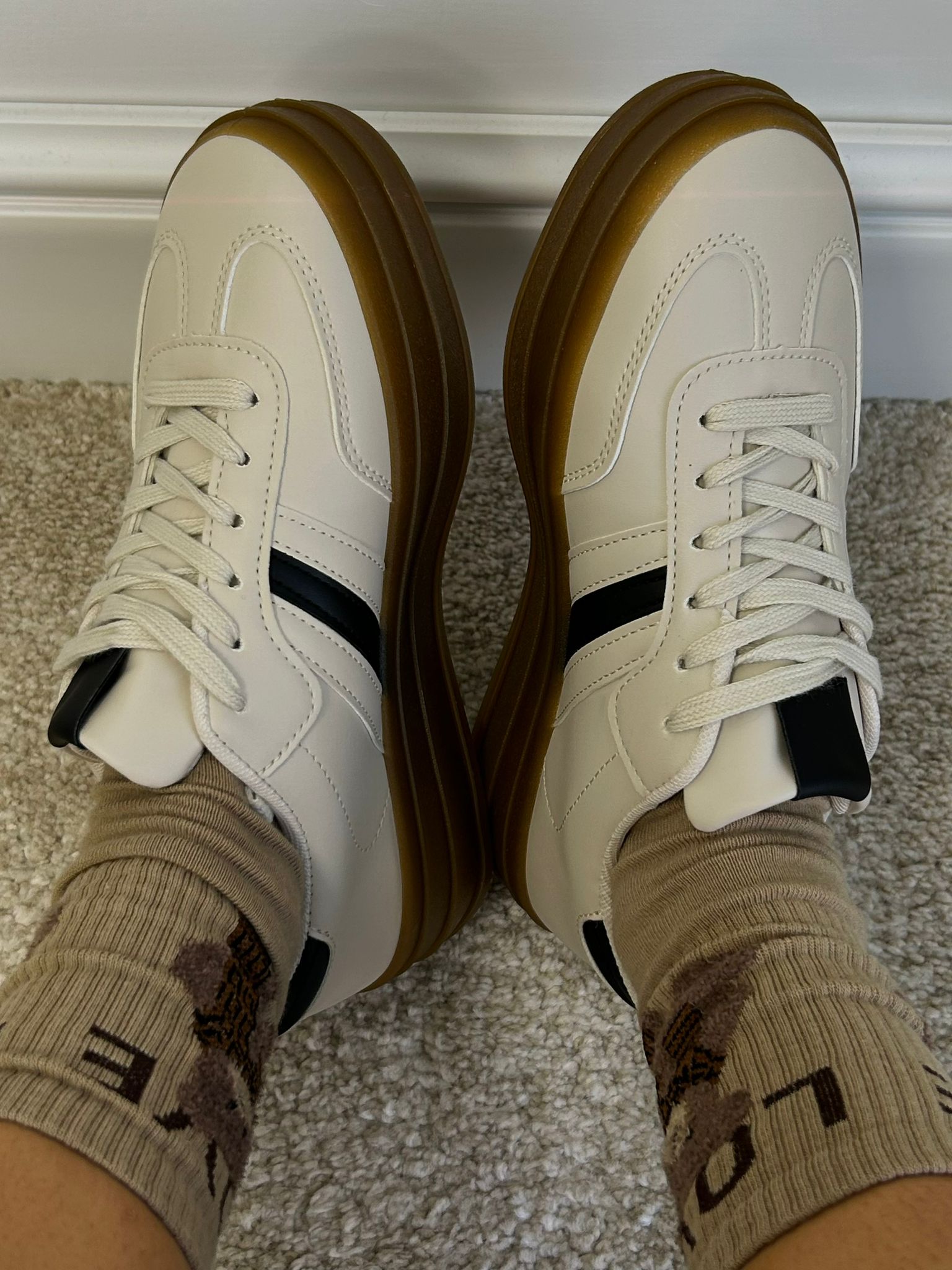 Sneakers mit hoher Sohle – Creme