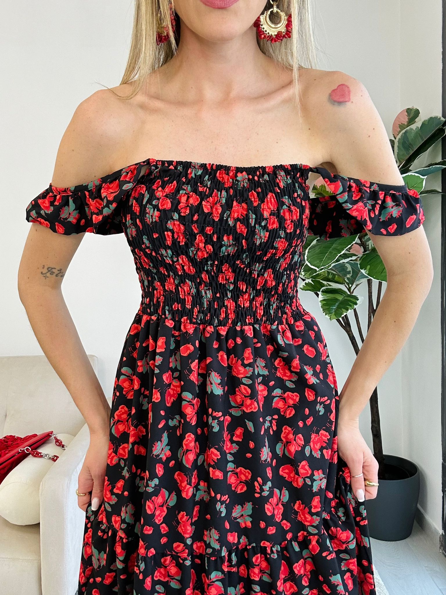 Siena-Kleid - Schwarzer Hintergrund mit roten Blumen