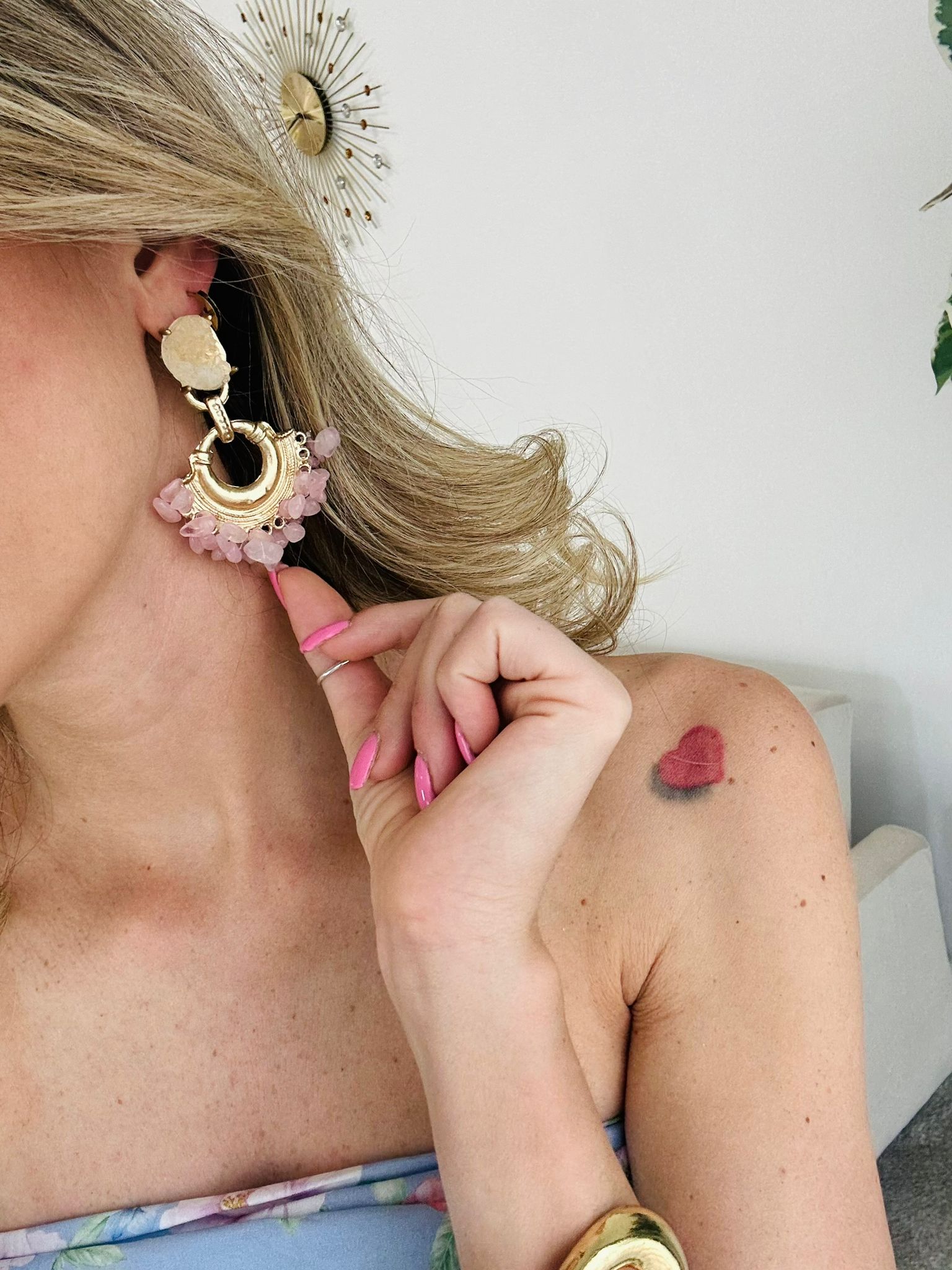 Boucles d'oreilles pendantes avec pierres roses