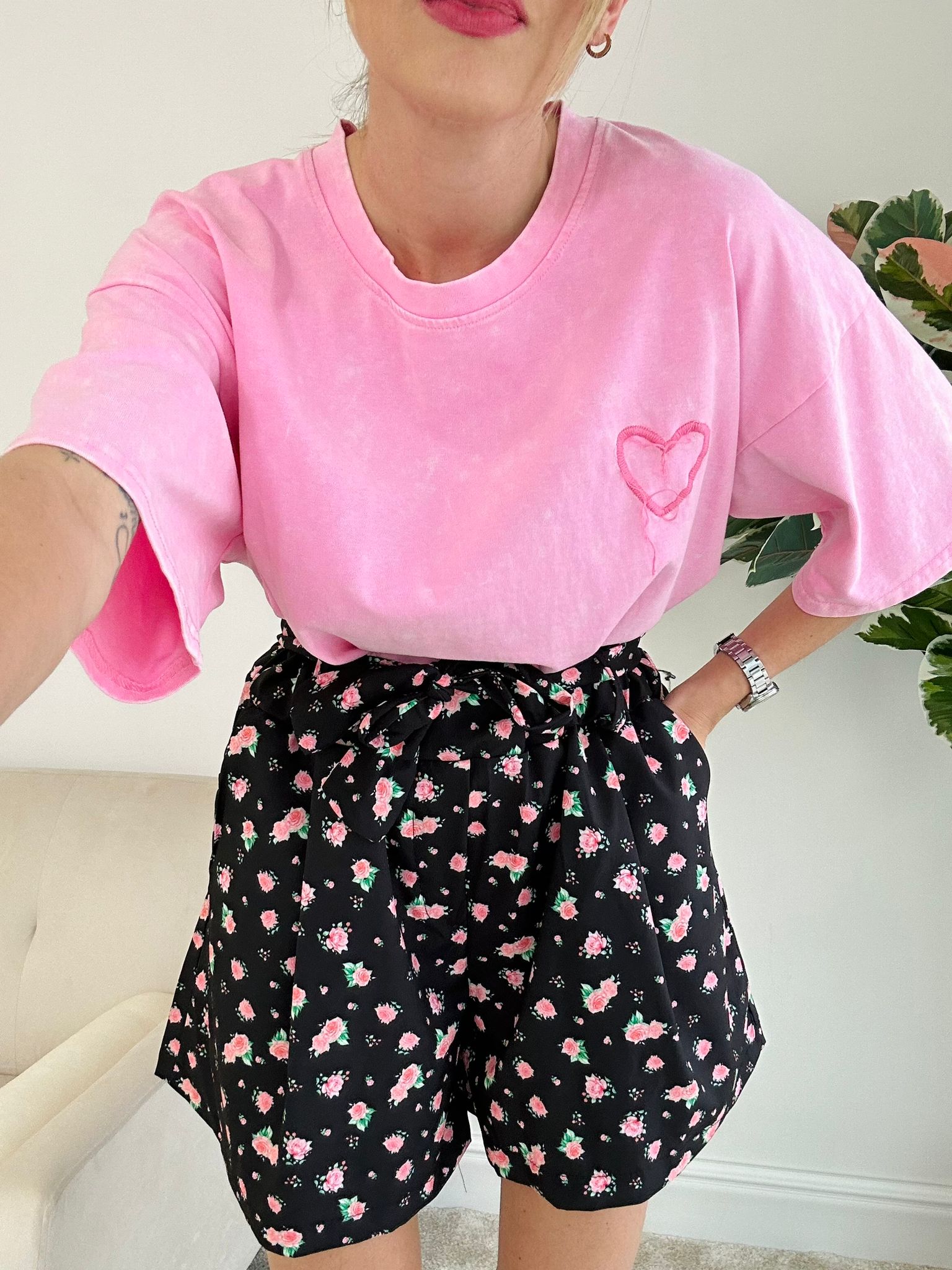Dasy Shorts – Schwarzer Hintergrund mit rosa Blumen