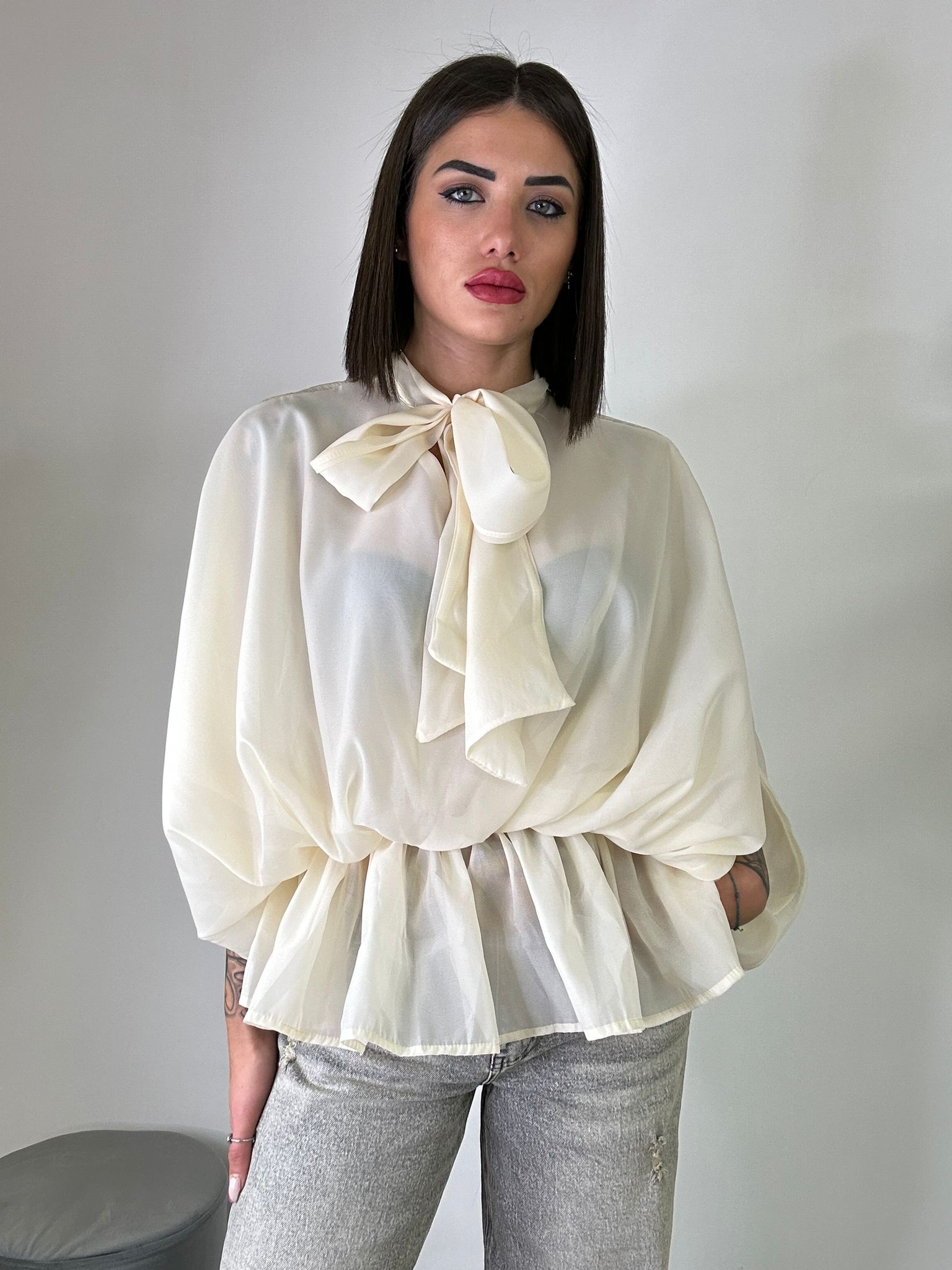 Bluse mit Schleife und Rüsche - Creme