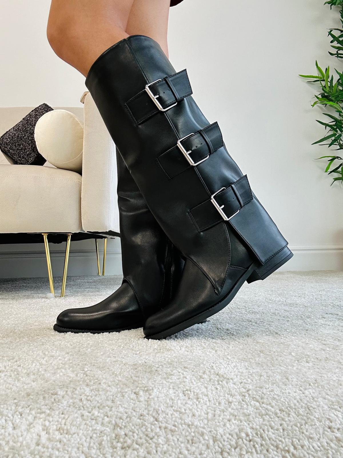 Stiefel mit niedrigem Absatz und Schnallen – Schwarz