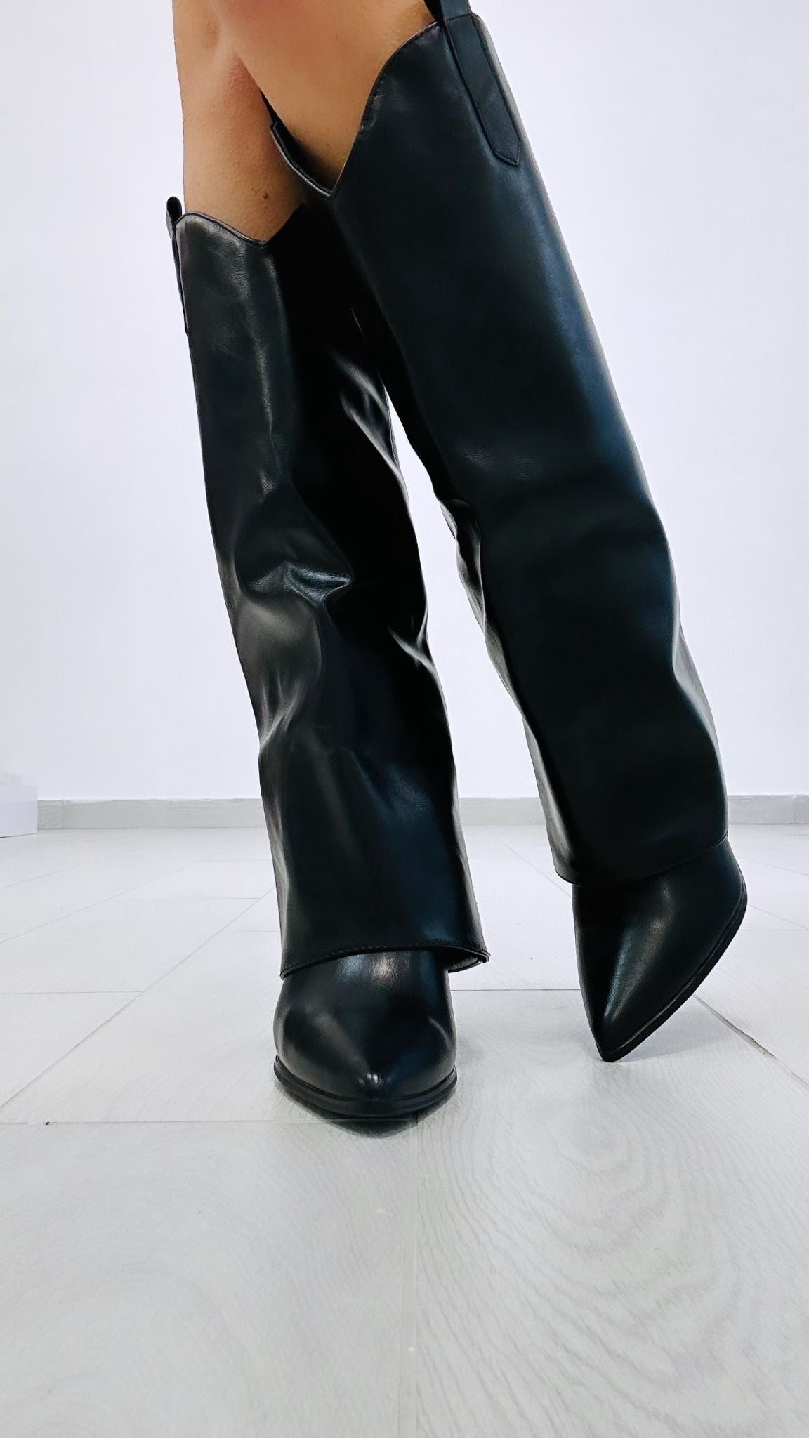 Stiefel in Lederoptik mit Absatz – Schwarz