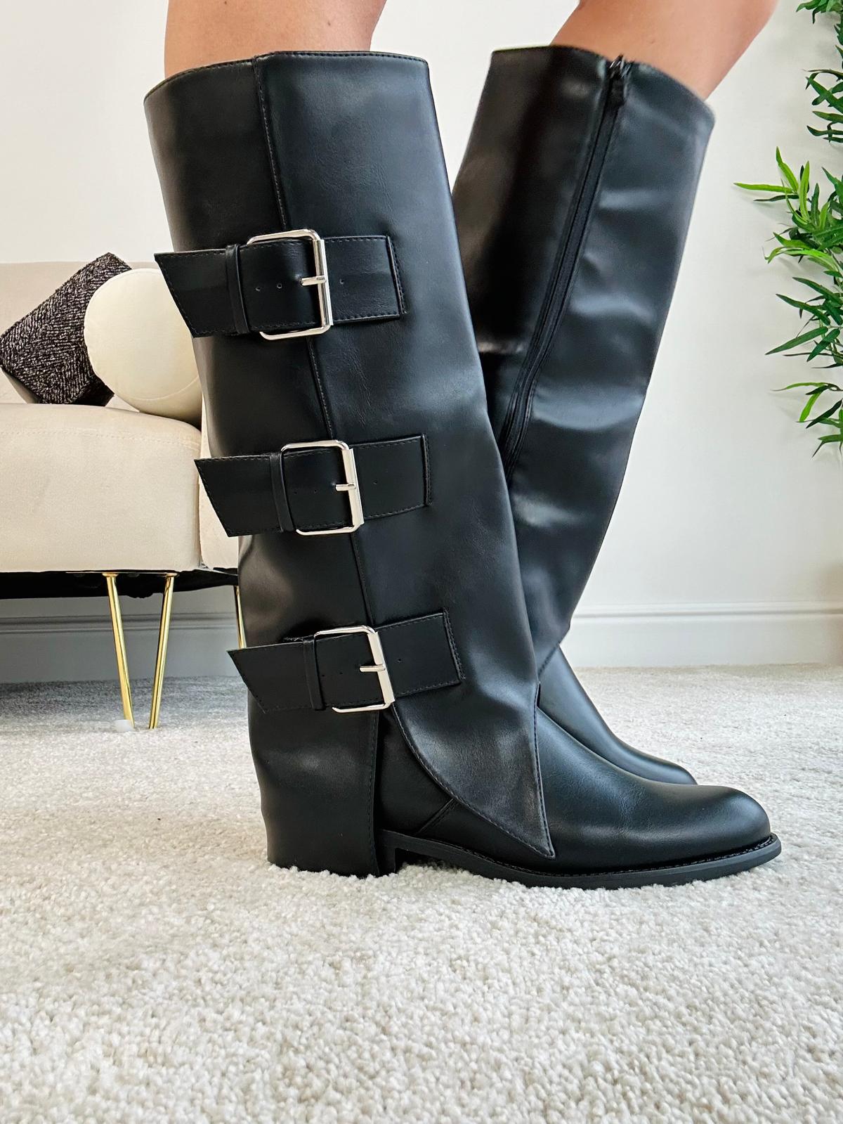 Stiefel mit niedrigem Absatz und Schnallen – Schwarz