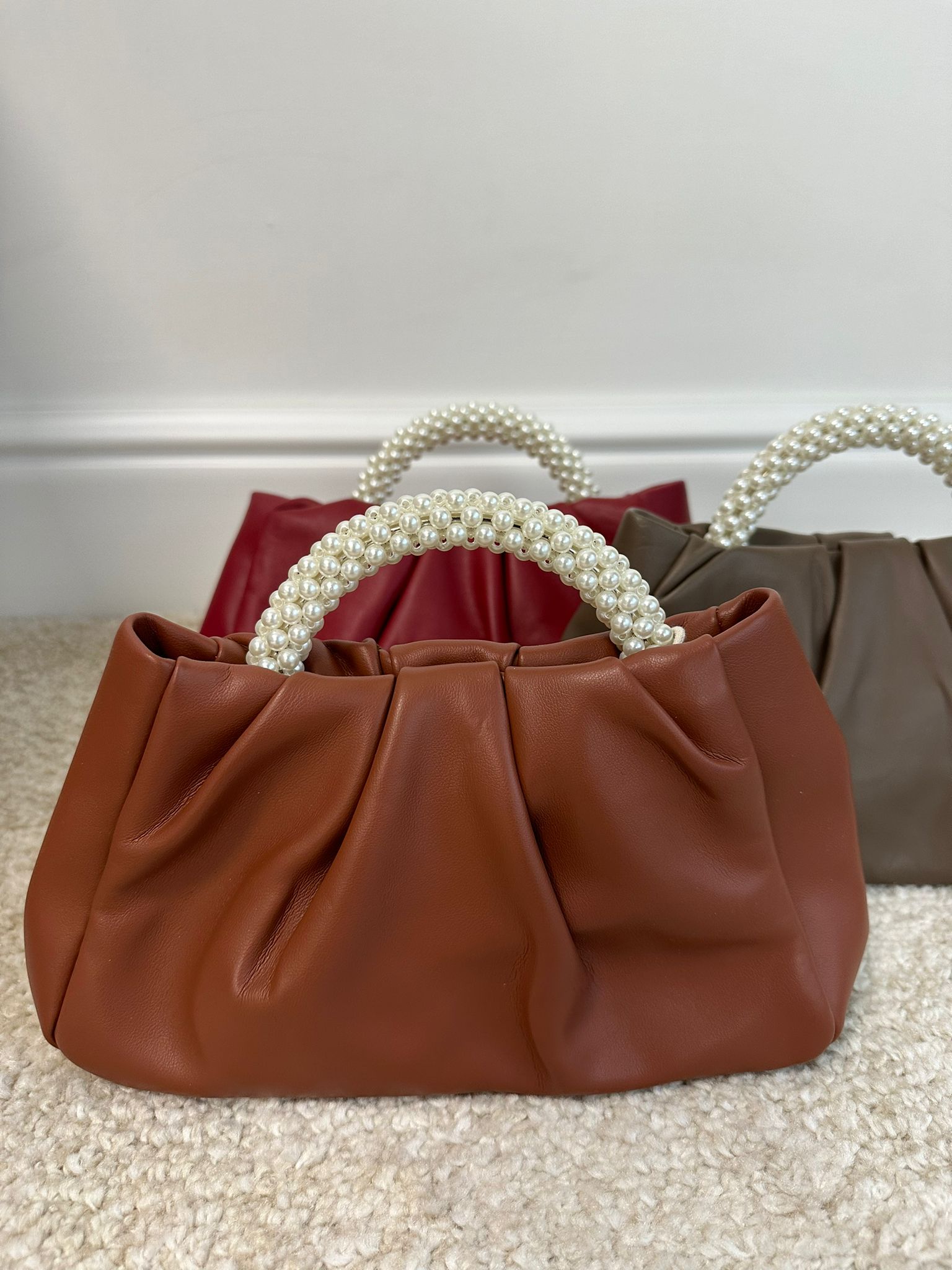 Mini-Tasche mit Perlengriff – Kamel