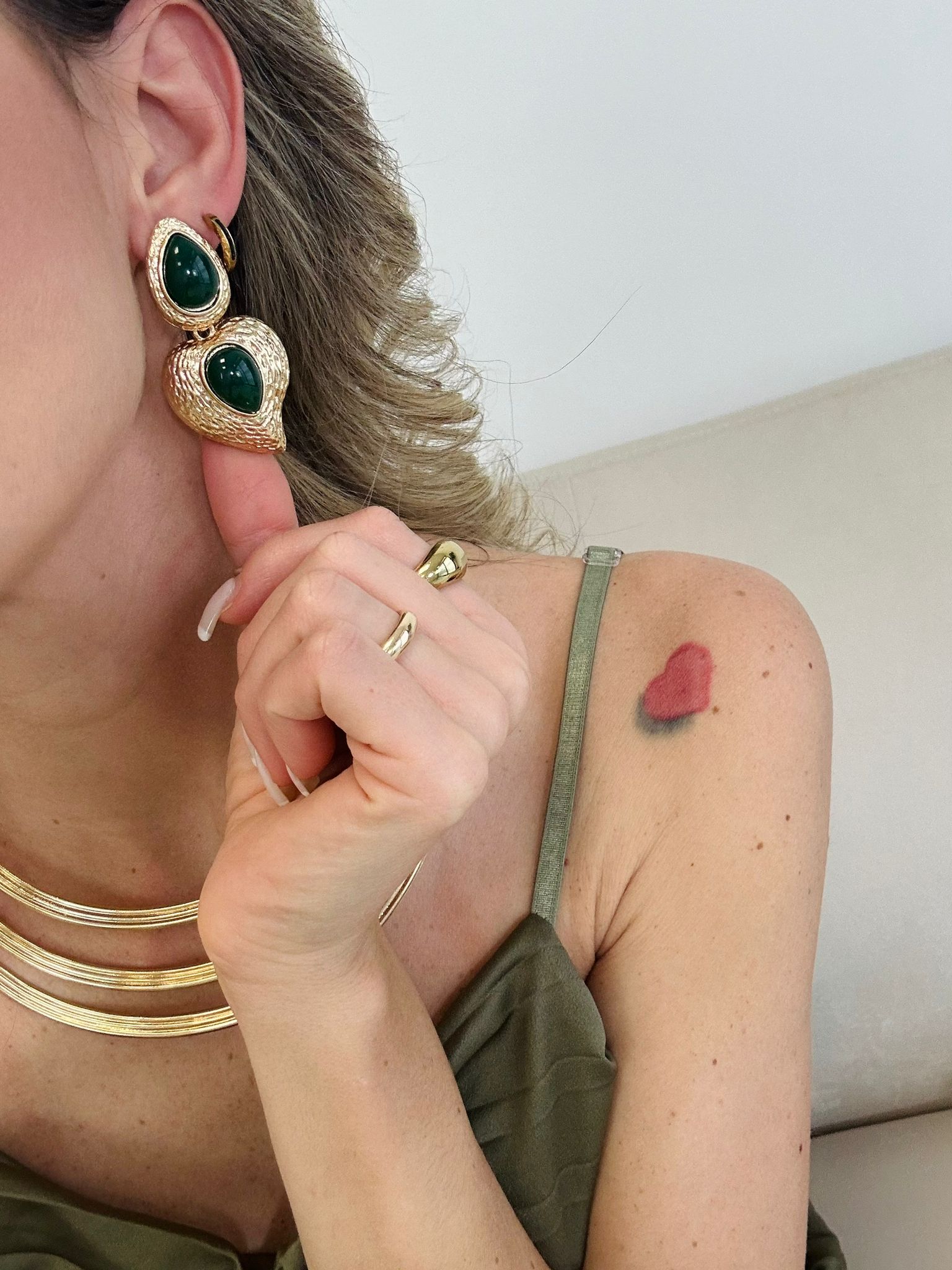 Herz-Ohrhänger mit grünen Steinen – Gold