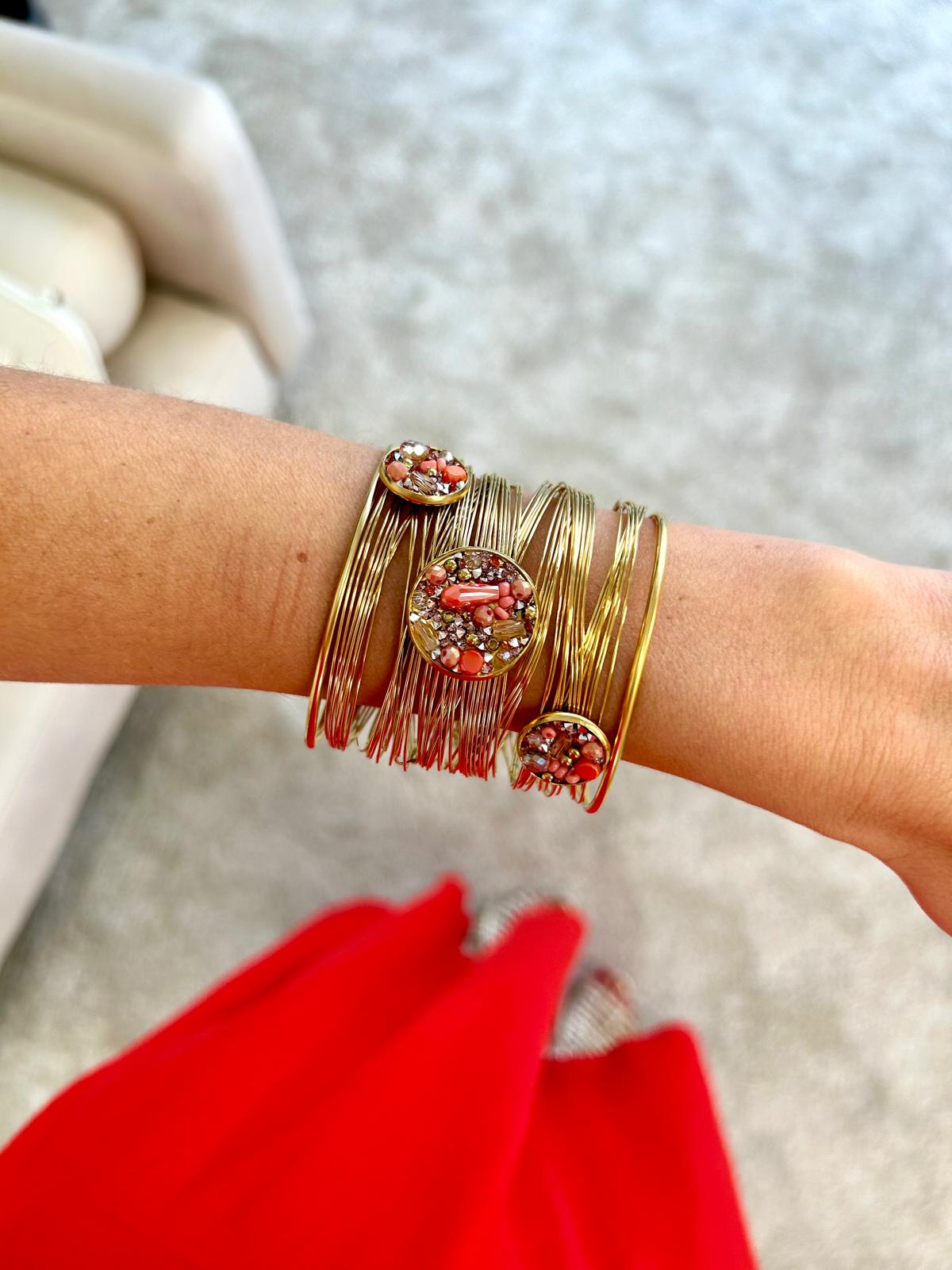 Armband mit goldenen Fäden und Korallensteinen – Gold