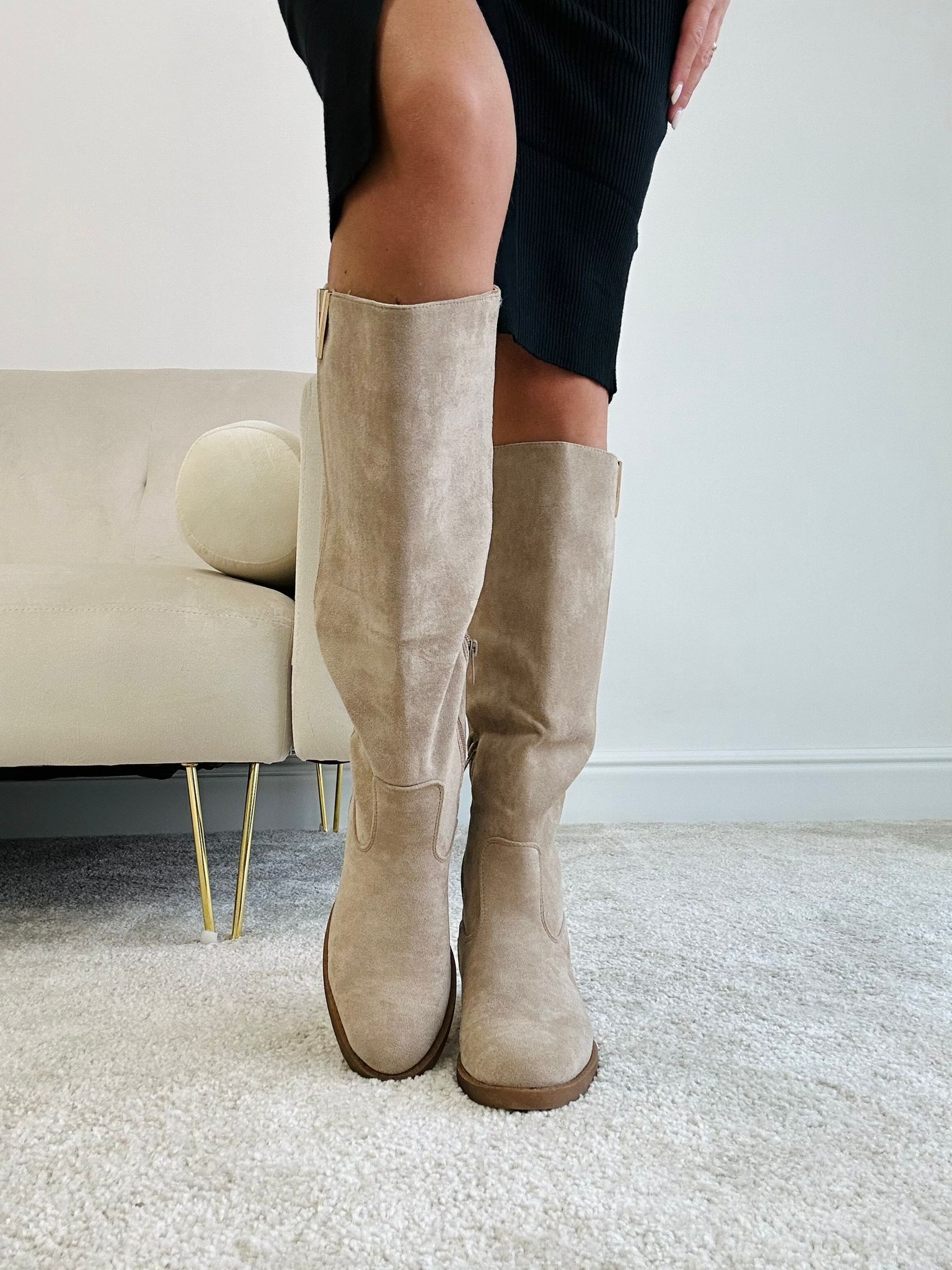 Stiefel in Wildlederoptik mit Innenerhöhung – Beige