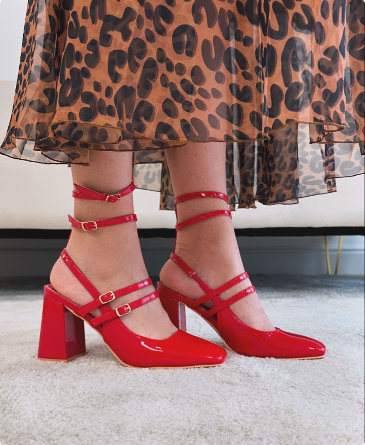 Glänzende Ballerina-Sandale mit Doppelriemen – Rot