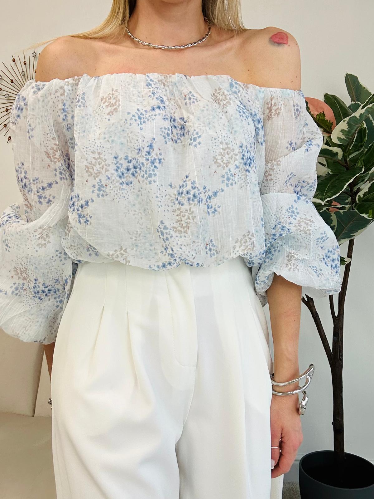 Carla-Bluse – weißer Hintergrund, hellblaue Blumen