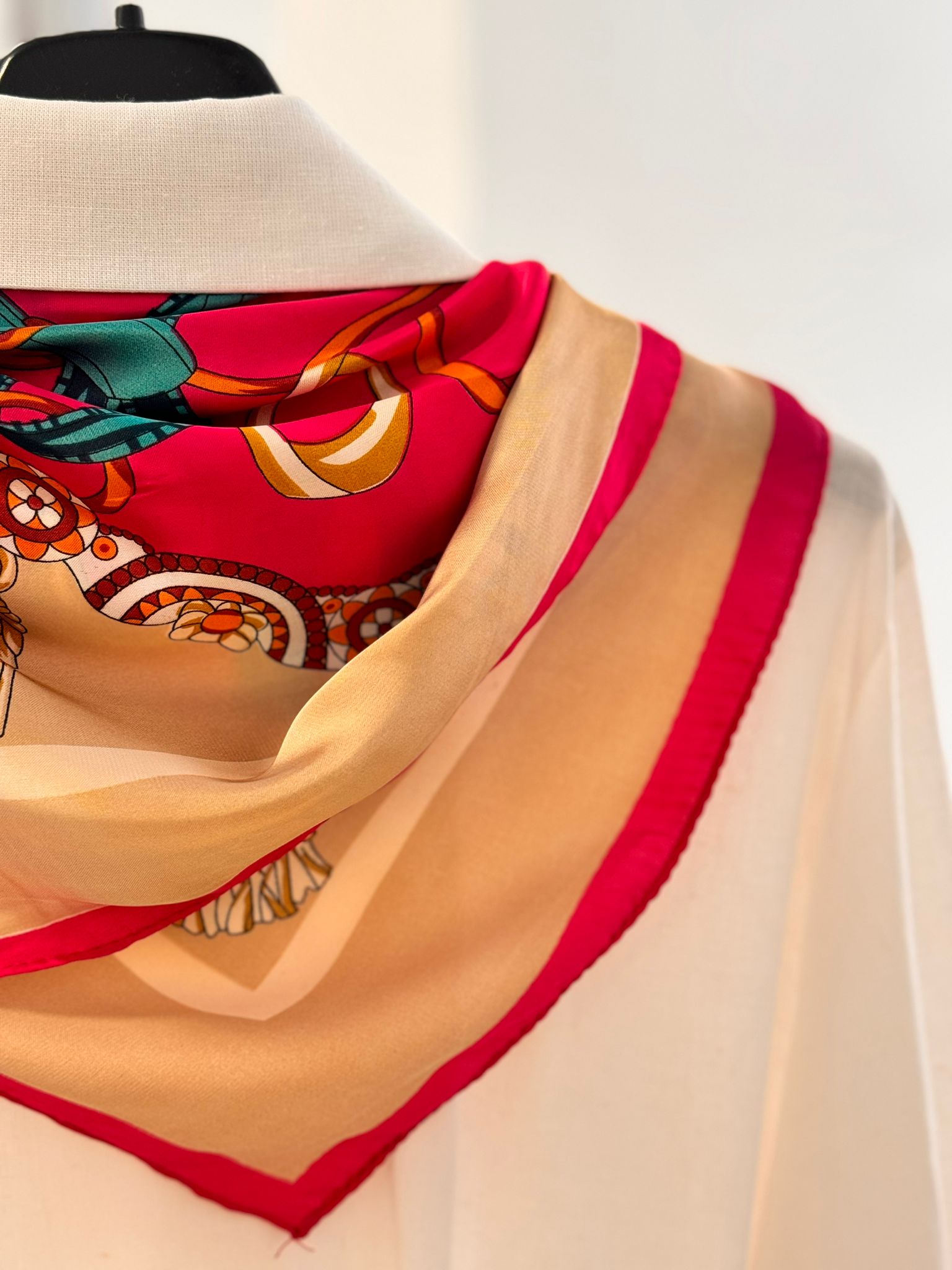 Cecilia-Hemd – Weiß mit verschiedenfarbigen Schals