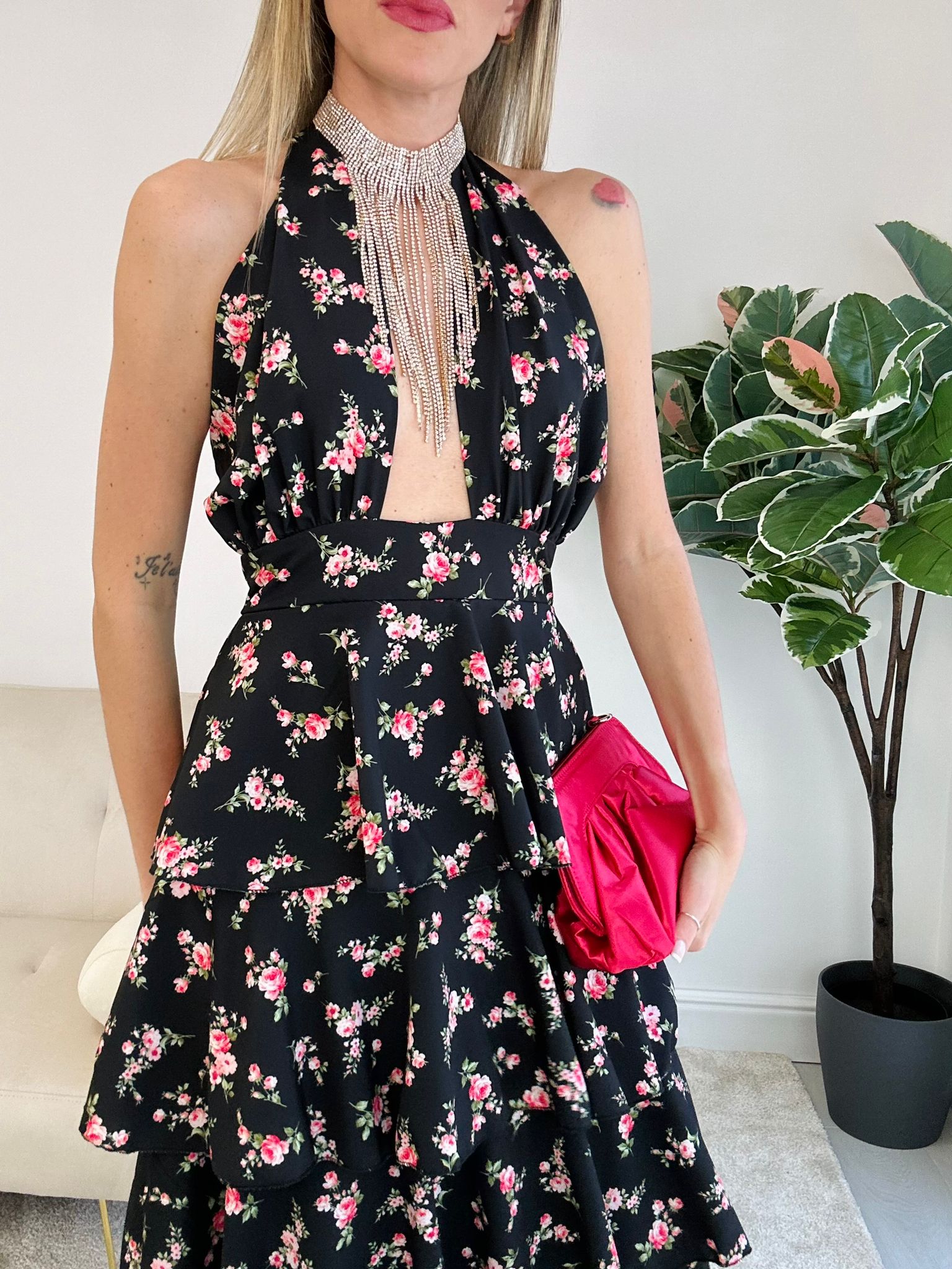 Frida-Kleid – Schwarzer Hintergrund mit rosa Blumen