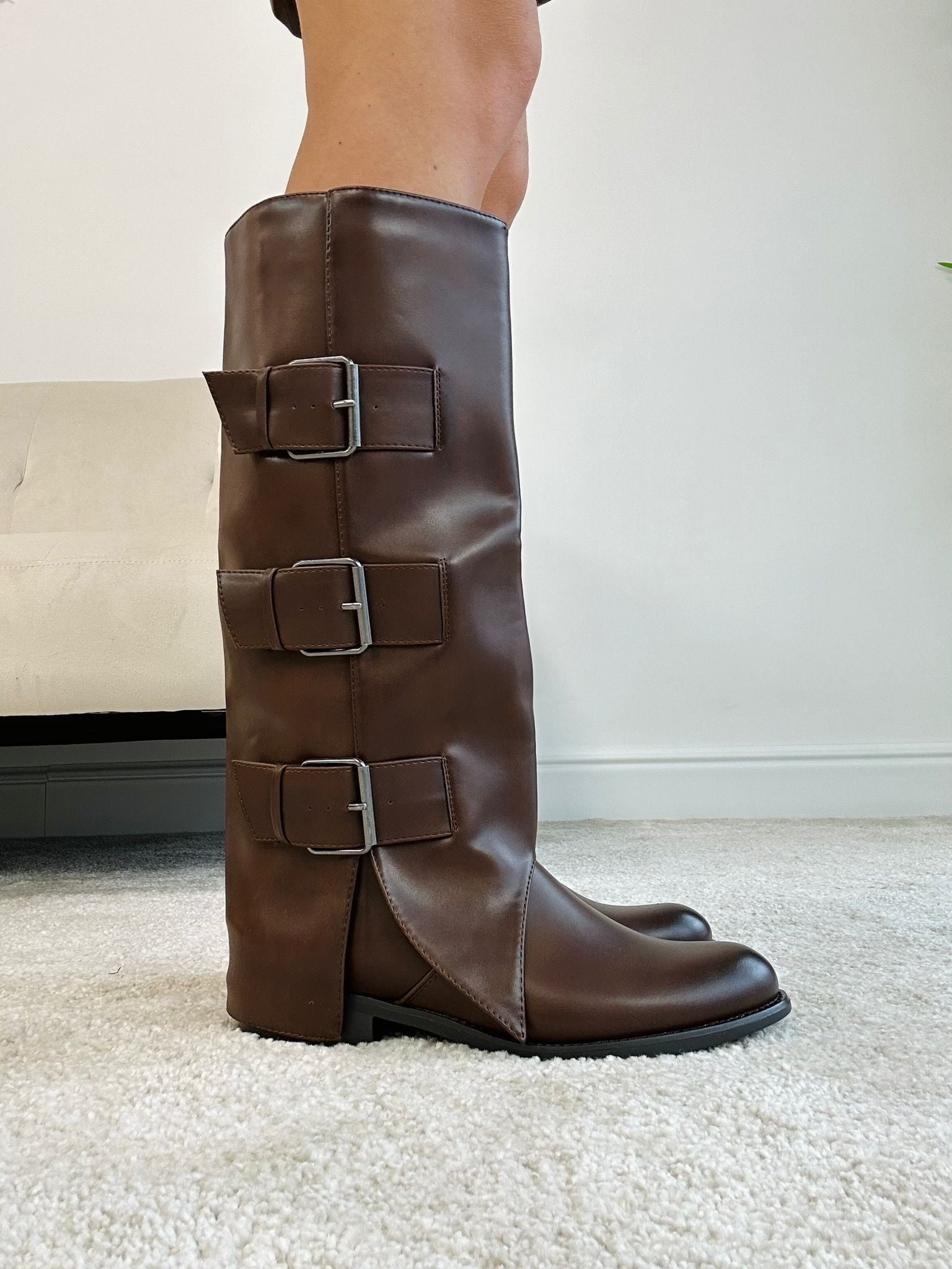 Stiefel mit niedrigem Absatz und Schnallen – Kamel