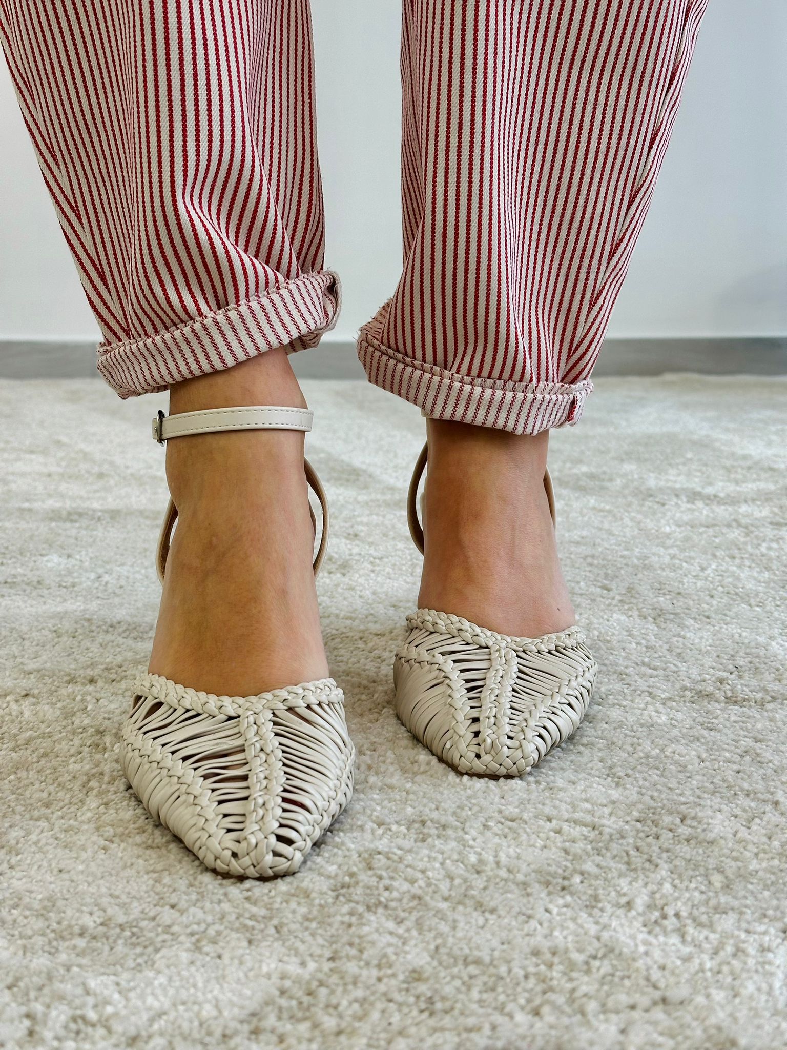 Geflochtene Sandale mit Riemen – Beige